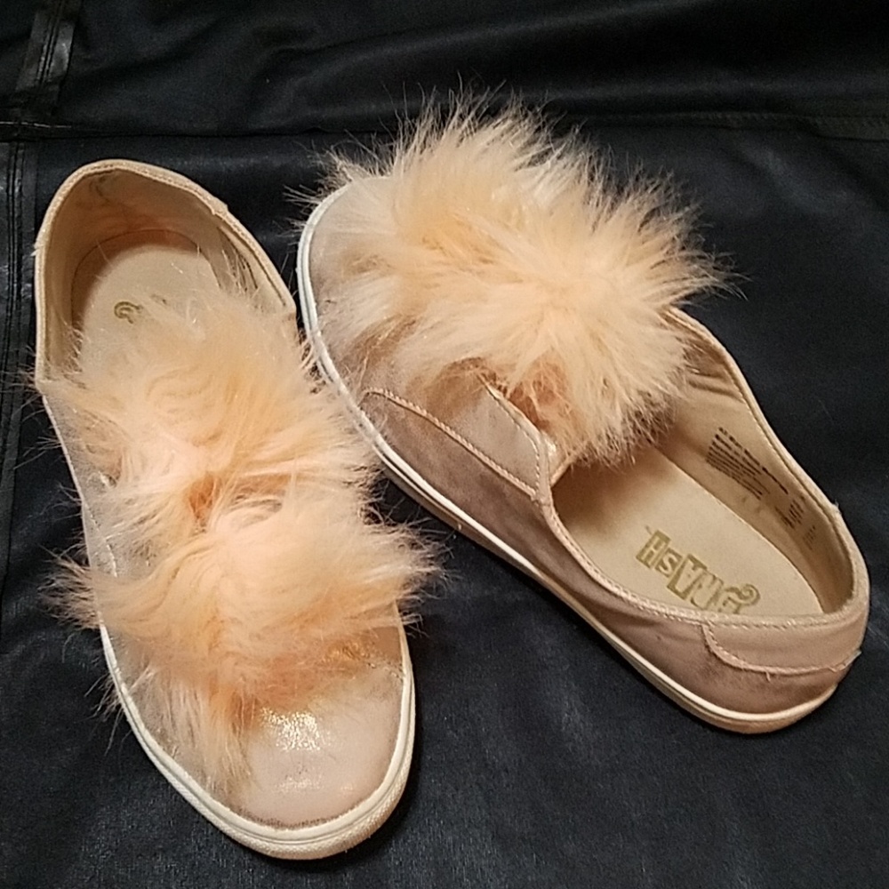 Brash pompoms shoes for girl